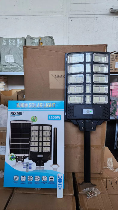 Foco Solar LED 1200W 15 Celdas Grande con Sensor de Movimiento, Control Remoto y Soporte de Fierro